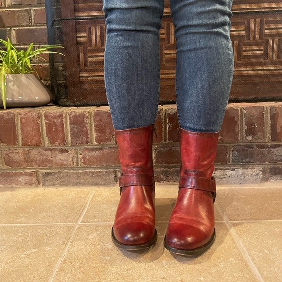 Like new. Frye Leather Boots Harness Moto style. Side zip reddish brown.Size 7.5 - Picture 2 of 5